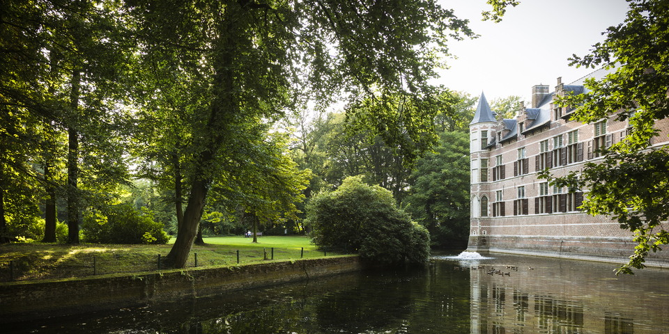 Het Veldwijckpark, de parkgebouwen en de brug van de slotgracht zijn beschermde monumenten