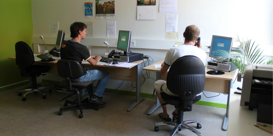 Leden van een vereniging werken aan de computer in een buurtsecretariaat. Leden van een vereniging werken aan de computer in een buurtsecretariaat.